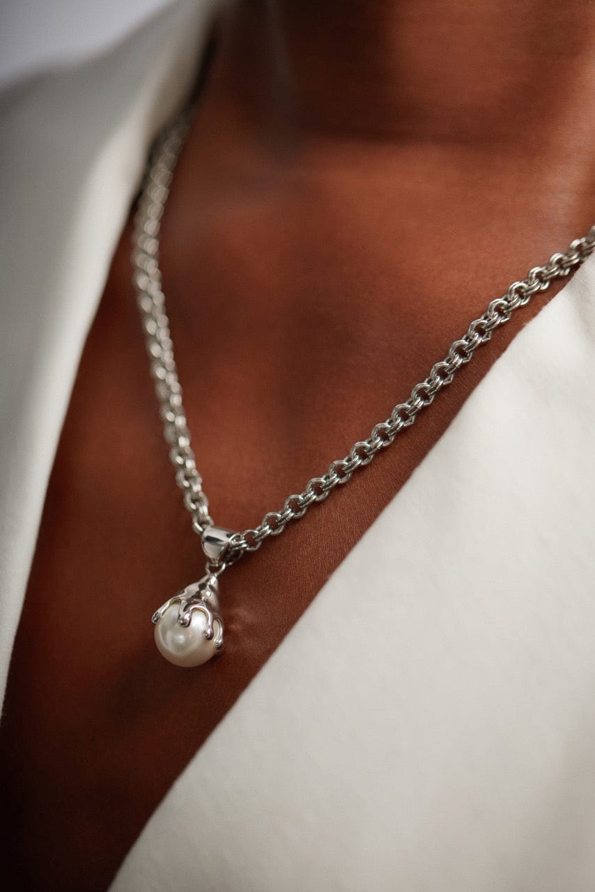 Risqué Necklaces Venere Melt Pearl Pendant Necklace Silver